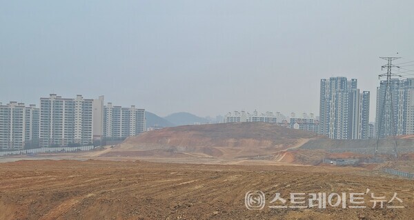 검단3지구 사전청약 중인 '검단신도시 호반써밋 5차'의 건설 현장. 좌우측 단지는 불로지구 '삼보 해피타임'과 '검단 로제비앙 센트럴 포레'다. @스트레이트뉴스