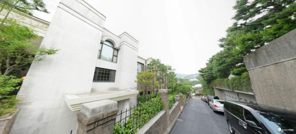 왕복 1차선 도로를 사이에 두고 있는 효성성북동빌라(왼쪽)와 조석래 회장 자택. /사진=카카오지도