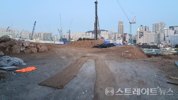 ◇옛 온천119안전센터 인근서 촬영한 '래미안 포레스티지'의 공사현장. 남서(308동 예정지)서 북동(304동 예정지)의 방향을 바라보는 구도로 촬영했다. (사진=이준혁 기자)