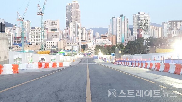 ◇도로를 경계로 '래미안 포레스티지'의 1단지(사진 좌측)와 2단지(사진 우측)가 구분된다. (사진=이준혁 기자)