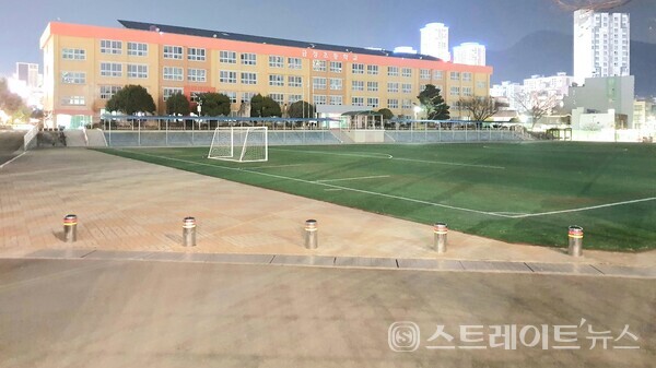 ◇'래미안 포레스티지' 내에서 상대적으로 북쪽의 동에 거주할 어린이들이 배정될 금정초등학교. (사진=이준혁 기자)