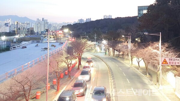 ◇금강공원공영주차장 인근 육교에서 북→남 구두로써 보는 우장춘로. 사진의 좌측에 '래미안 포레스티지'가 지어진다. (사진=이준혁 기자)