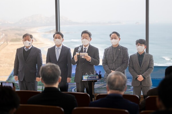 ㅗㄴ이재명 민주당 대통령 후보가 16일 오전 8시 50분 강원도 고성 통일전망대에서 강원도 공약을 발표하고 있다. (사진=이재명 후보 SNS)