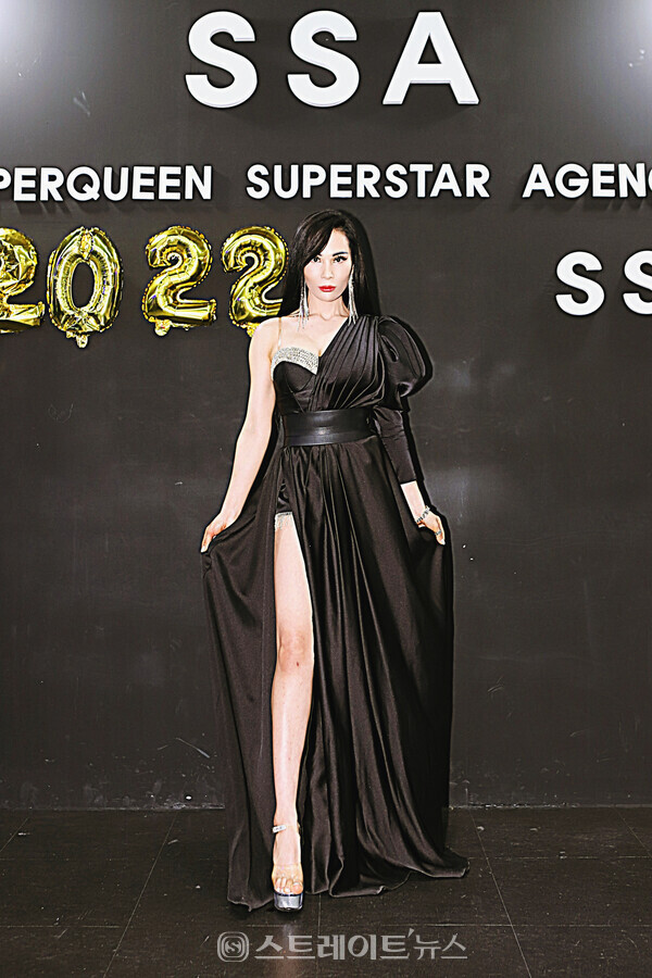 ▲슈퍼퀸 슈퍼스타 에이전시(SSA) 1기 패션쇼에서 모델 딜라보(우즈베키스탄)가 단독 포토타임을 가졌다. / 양용은 기자 taeji1368@naver.com