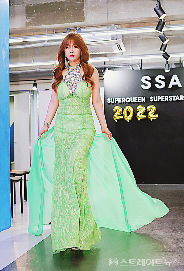 ▲슈퍼퀸 슈퍼스타 에이전시(SSA) 1기 패션쇼 수료식에서 모델 유경아가 멋진 워킹을 선보이고 있다. / 양용은 기자 taeji1368@naver.com