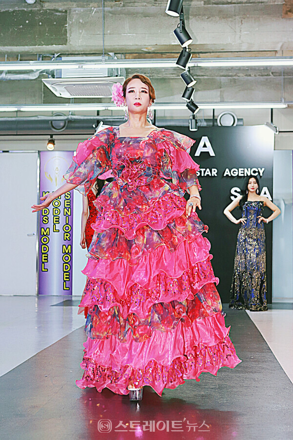 ▲슈퍼퀸 슈퍼스타 에이전시(SSA) 1기 패션쇼에서 모델 박혜선이 멋진 워킹을 선보이고 있다. / 양용은 기자 taeji1368@naver.com