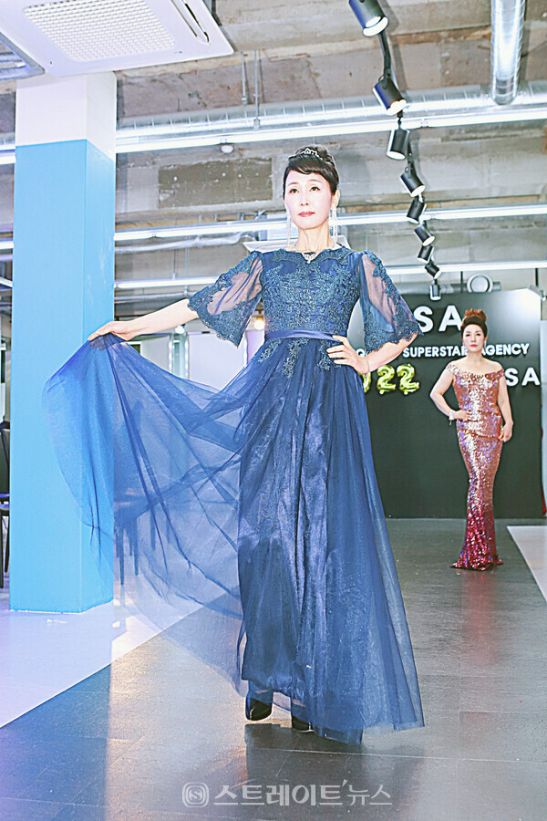 ▲슈퍼퀸 슈퍼스타 에이전시(SSA) 1기 패션쇼에서 모델 홍세영이 멋진 워킹을 선보이고 있다. / 양용은 기자 taeji1368@naver.com