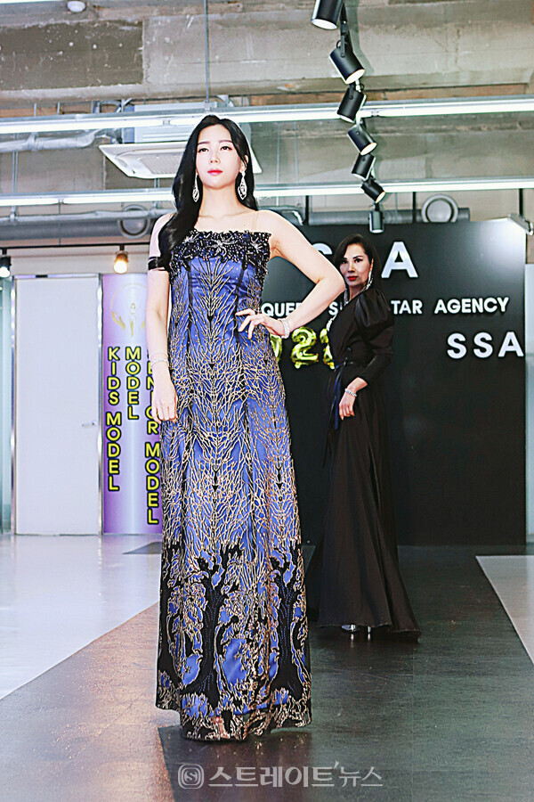 ▲슈퍼퀸 슈퍼스타 에이전시(SSA) 1기 패션쇼에서 모델 정여경이 멋진 워킹을 선보이고 있다. / 양용은 기자 taeji1368@naver.com