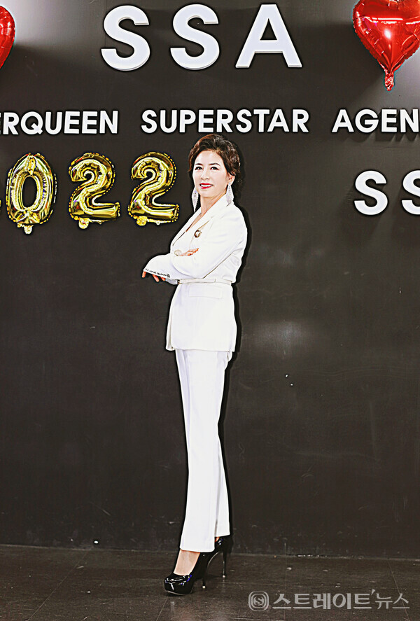 ▲슈퍼퀸 슈퍼스타 에이전시(SSA) 1기 패션쇼 및 수료식에서 모델 김가린이 단독 포토타임을 가졌다. / 양용은 기자 taeji1368@naver.com
