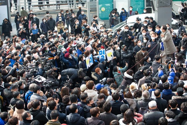 구룸같이 몰려든 수원시민들 속에서 연설을 이어가는 이재명 후보(사진=이재명 후보SNS)