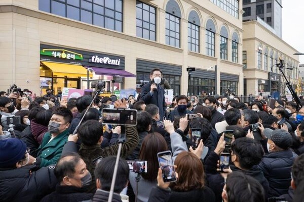 24일 매타버스 셋째날 광주시민 속에서 연설하고 있는 이재명 후보(사진=이재명 후보 SNS)