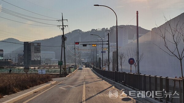 ◇'화성파크드림 공주월송'의 동쪽에는 이미 왕복 2차선 규모 길이 있다. (사진=이준혁 기자)