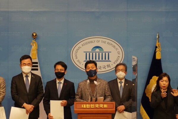 더불어민주당 전통문화발전특별위원회 위원장인 김영배 국회의원(더불어민주당, 서울 성북갑)이 소속의원들과 함께 25일 오전, 국회 소통관 기자회견을 통해 전통문화 보존관리를 위한 정책 대전환 로드맵을 발표하고 있다.(사진=김영배 위원장실)