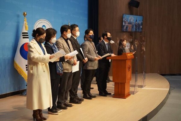 더불어민주당 전통문화발전특별위원회 위원장인 김영배 국회의원(더불어민주당, 서울 성북갑)이 소속의원들과 함께 25일 오전, 국회 소통관 기자회견을 통해 전통문화 보존관리를 위한 정책 대전환 로드맵을 발표하고 있다.(사진=김영배 위원장실)