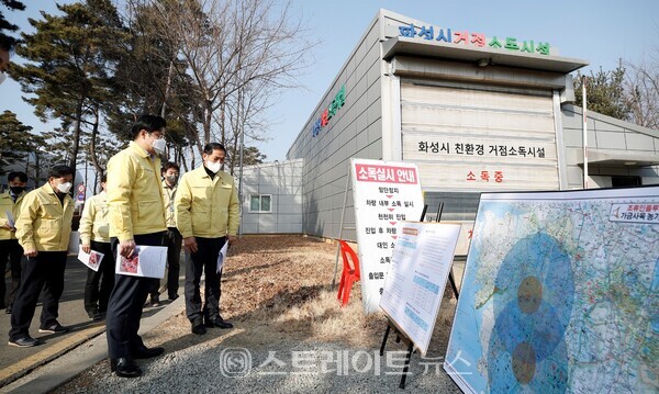 ▲오병권 경기도지사 권한대행, 26일 화성시 향남읍 소재 거점소독시설 방문, 고병원성 조류인플루엔자(AI) 방역상황 점검 / 사진=경기도청