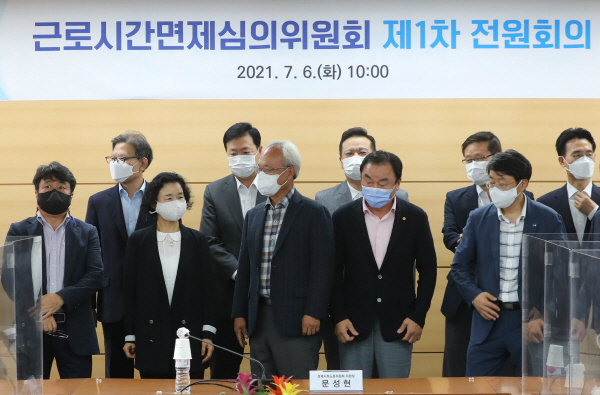 경영계·노동계, 노조 근로시간면제 한도 두고 갑론을박 경영계·노동계, 노조 근로시간면제 한도 두고 갑론을박