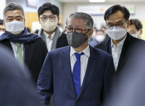 2000억대 횡령·배임 혐의로 기소된 최신원 전 SK네트웍스 회장이 27일 오후 서초구 서울중앙지법에서 열리는 1심 선고공판에 출석하고 있다. 연합뉴스