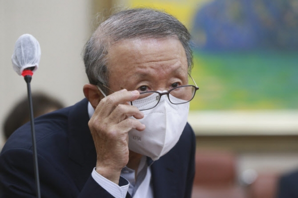 홍원식 남양유업 회장은 자신과 대유위니아가 맺은 '상호협력 이행협약' 이행을 금지해 달라고 한앤컴퍼니가 낸 가처분을 법원이 인용한 데 대해 불복한다는 뜻을 밝혔다. 사진은 지난해 10월 홍원식 회장이 국회에서 열린 정무위원회 국정감사에 증인으로 출석해 의원들의 질문을 듣고 있는 모습 . 연합뉴스