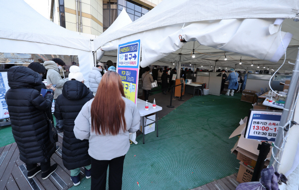 국내 코로나19 오미크론 변이 검출률이 일주일 사이에 50.3%에서 80.0%로 급증했다. 연합뉴스