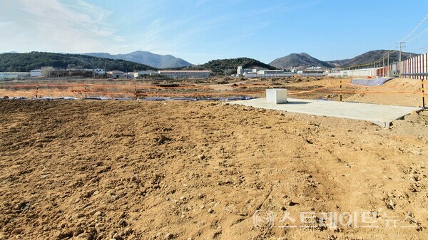 ◇'김해 내덕지구 중흥S-클래스 더퍼스트' 아파트 공사현장. 남동쪽인 110동 예정지서 북서쪽인 104동 예정지를 보는 구도로 촬영한 사진. (사진=이준혁 기자)