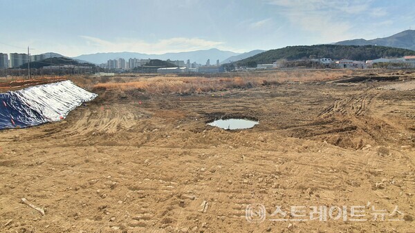 ◇'김해 내덕지구 중흥S-클래스 더퍼스트' 아파트 공사현장. 북쪽인 105동 예정지서 남쪽인 108동 예정지를 보는 구도로 촬영한 사진. (사진=이준혁 기자)