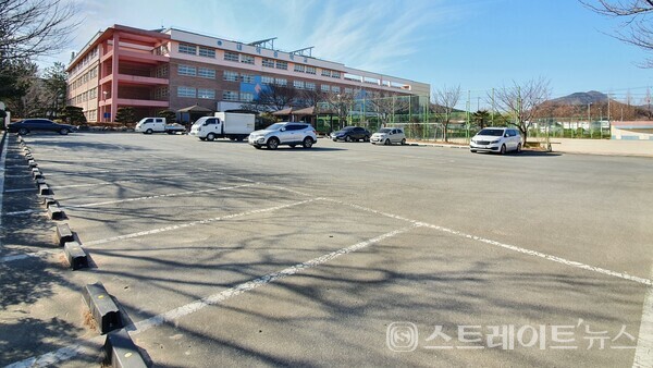 ◇'김해 내덕지구 중흥S-클래스 더퍼스트' 아파트와 가장 가까운 중학교인 내덕중. (사진=이준혁 기자)