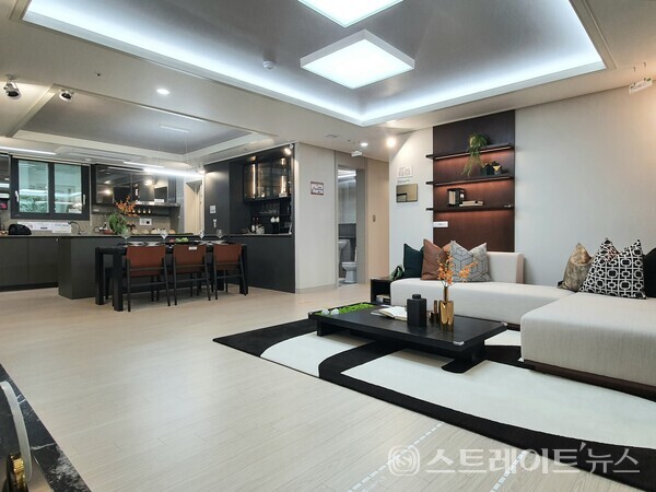 ◇'김해 내덕지구 중흥S-클래스 더퍼스트' 견본주택 내 84㎡A형 유니트(모델룸)의 거실, 주방/식당. (사진=이준혁 기자)