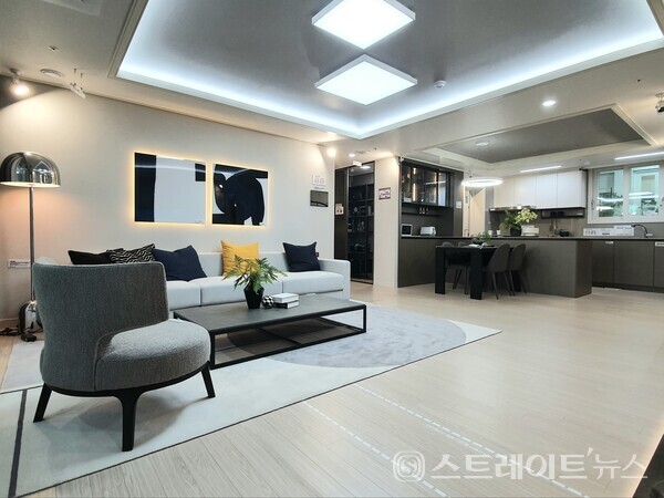 ◇'김해 내덕지구 중흥S-클래스 더퍼스트' 견본주택 내 76㎡A형 유니트(모델룸)의 거실, 주방/식당. (사진=이준혁 기자)