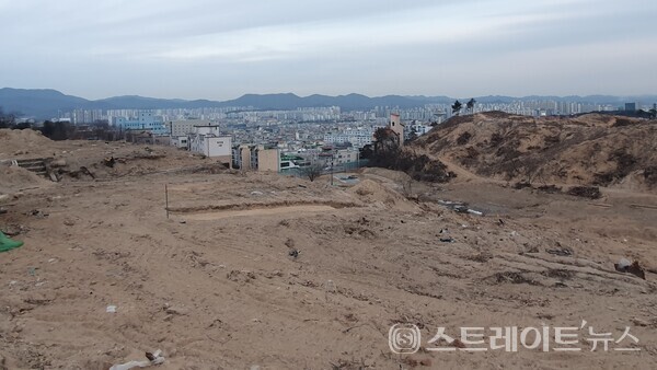 ◇'한화 포레나 청주매봉' 116동 예정지와 117동 예정지의 사이에서 북서→남동 방향으로 바라보는 공사현장. 아파트 단지 서쪽 경계는 동쪽 경계에 비해 고도가 훨씬 높다. (사진=이준혁 기자)