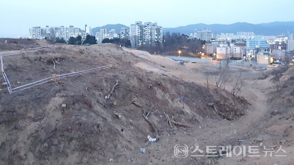 ◇'한화 포레나 청주매봉' 116동 예정지와 117동 예정지의 사이에서 서→북동 방향으로 바라보는 공사현장. (사진=이준혁 기자)