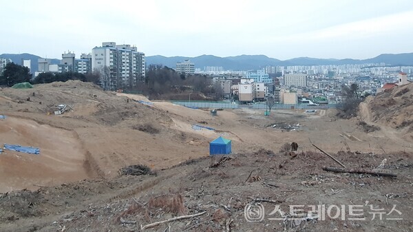 ◇'한화 포레나 청주매봉' 116동 예정지와 117동 예정지의 사이에서 서→동 방향으로 바라보는 공사현장. 아파트 단지 서쪽 경계는 동쪽 경계에 비해 고도가 훨씬 높다. (사진=이준혁 기자)