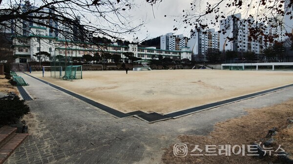 ◇'한화 포레나 청주매봉'에 거주할 어린이는 모충초로 배정될 예정이다. 모충초는 '한화 포레나 청주매봉' 109동을 기준으로 500여m 거리에 있으며, 언덕길인 서원서로를 지나야만 한다. (사진=이준혁 기자)