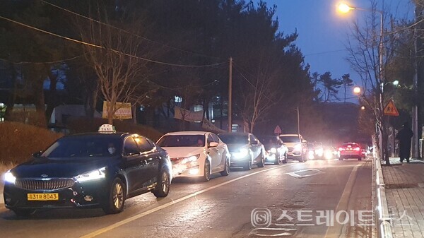 ◇'한화 포레나 청주매봉'과 외부를 연결할 도로인 매봉로의 수곡동 소재 산남주공1단지 주변. '한화 포레나 청주매봉'에 산다면 가파른 언덕길을 내려가 서원대 원룸촌 도로를 경유하지 않는한, 매봉로를 통해 모충동 또는 수곡동을 오가게 되나 매봉로는 통근시각 상시 막힌다. (사진=이준혁 기자)