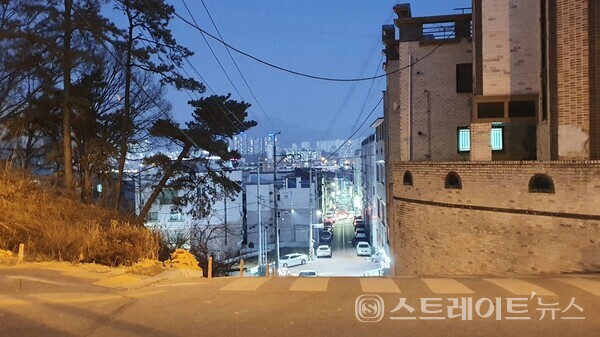 ◇매봉로와 함께 '한화 포레나 청주매봉'과 외부를 연결할 양대 도로로 서원대 원룸촌을 관통하는 남들로35번길. 106동 예정지의 동쪽에서 서→동 방향으로 촬영했다. (사진=이준혁 기자)