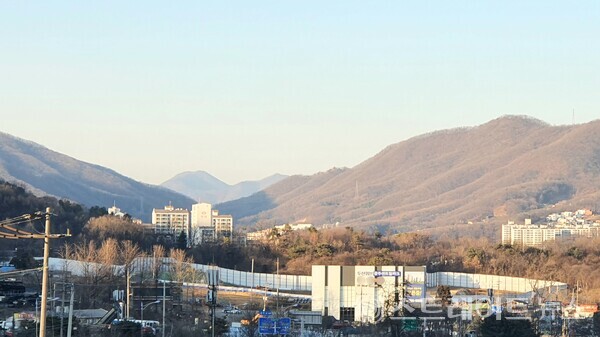 ◇탄벌고가교에서 남→북 방향으로써 촬영한 '두산위브 광주센트럴파크' 아파트 공사현장과 견본주택. (사진=이준혁 기자)