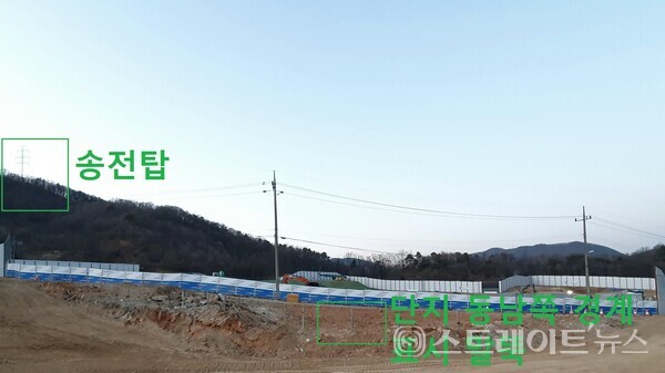 ◇101동 인근의 단지 모서리 지점에서 남→북 방향으로 촬영한 '두산위브 광주센트럴파크' 아파트 공사현장. '두산위브 광주센트럴파크'는 현재의 소로와 무관하게 사진에 보이는 말뚝을 설치한 부분이 단지의 경계이며 공사를 하며 현재의 소로를 이설한다. (사진=이준혁 기자)