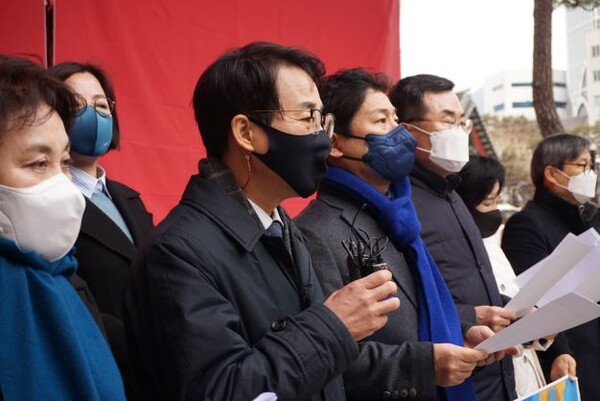 더불어민주당 김영배 전통문화발전특별위원회 위원장과 이원욱 조직본부장겸 종교위원장이 14일 오전 10시 30분 조계사에서 제20대 대통령 선거 더불어민주당 이재명 후보의 불교·전통문화 정책공약을 발표하고 있다.(사진=김영배 의원실)