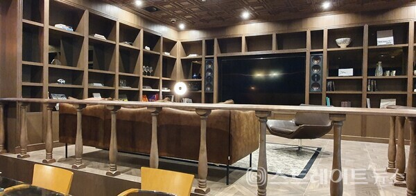 영화 등 감상이 가능한 릴렉싱 공간. 예약없이 거주자라면 누구나 사용 가능하다. 다만 이용자가 몰릴 경우 추후 예약 시스템이 적용될 수 있다.