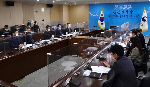 김순호(구례), 이환주(남원), 장영수(장수), 윤상기(하동), 이재근(산청), 서춘수(함양) 등 지리산권 기초자치단체 시장·군수들은 17일 세종정부청사에서 전해철 행정안전부 장관과 간담회를 열고 '지리산권특별지방자치단체' 설치 지원을 건의했다. / 사진=구례군 제공 