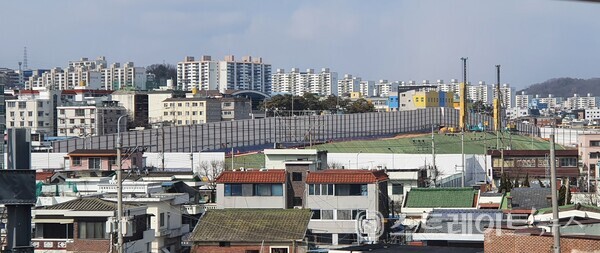 ◇도마동과 대신고를 연결하는 육교에서 촬영한 '호반써밋 그랜드 센트럴' 아파트 공사현장 전경. 남남동→북북서 구도로써 촬영했다. (사진=이준혁 기자)