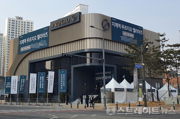 ◇지제역 푸르지오 엘리아츠 견본주택 외관. (사진=함영원 기자)