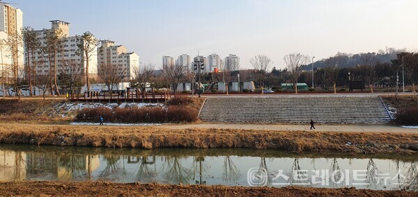 지제역 푸르지오 엘리아츠 쪽에서 바라본 맞은편. 탁 트인 조망을 보여준다.