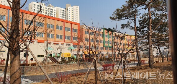 ◇초등학교 앞 공원 쪽에서 바라본 세아초등학교. 힐스테이트 평택 1차, 2차, 3차 단지와 붙어있다. (사진=함영원 기자)