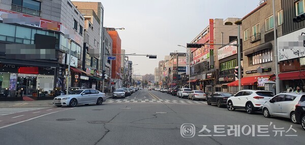 ◇'지제역 푸르지오 엘리아츠' 단지 북동쪽에 있는 번화가. 동삭2교와 수원지법 평택지원 사이에 위치하며 음식점과 각종 상점들이 즐비하다. (사진=함영원 기자)