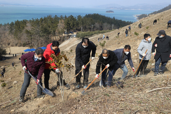 전라남도는 24일 완도 고금면에서 '완도군 2022년 첫 나무 심기 행사'를 개최했다. (사진=전남도 제공)