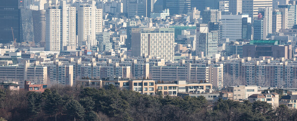 지난 3일 오후 서울 남산 전망대에서 바라본 강남구 압구정동 일대의 아파트 모습. /사진=연합뉴스