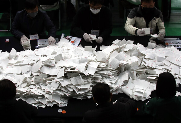 제20대 대통령선거일인 9일 오후 인천시 남동구 남동체육관에 마련된 남동구선거관리위원회 개표소에서 개표가 이뤄지고 있다. /사진=연합뉴스