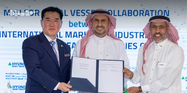 9일(현지시각) 현대중공업과 현지 조선사 IMI 관계자가 선박 건조 협력을 위한 양해각서(MOU) 연장 계약에 서명한 뒤 기념촬영을 하고 있다. /사진=WDS