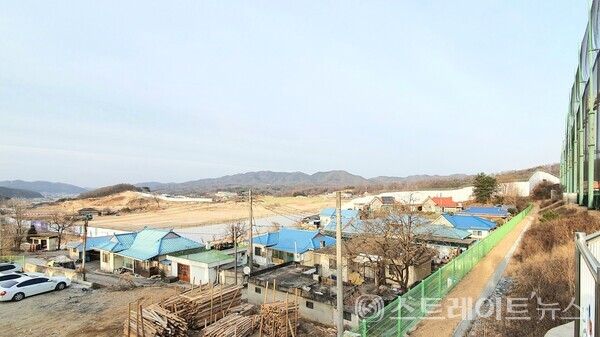 ◇상대적으로 고지대인 현도중 교문에서 남서→북동 구도로써 바라보는 '호반써밋 남청주' 공사현장. (사진=이준혁 기자)