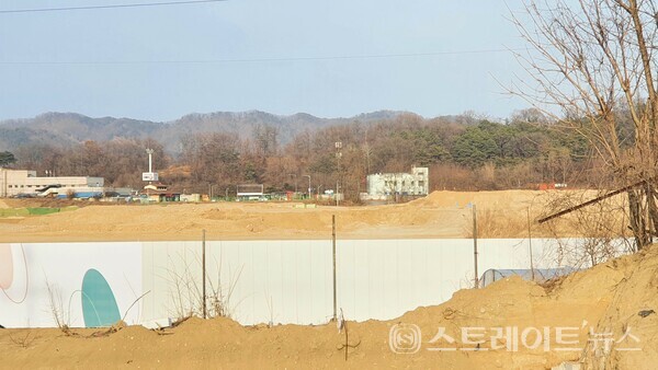 ◇국도 17호선 도로변서 서→동 구도로써 바라본 '호반써밋 남청주' 공사현장. (사진=이준혁 기자)